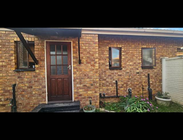 2 BEDROOM TOWNHOUSE FOR SALE IN VANDERBIJLPARK SE 3